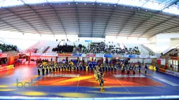Suasana Pembukaan Proliga 2016 putaran pertama berlangsung meriah dengan marching band dan tarian di GOR Ken Arok, Malang, Jumat (19/2/2016). (Bola.com/Nicklas Hanoatubun)