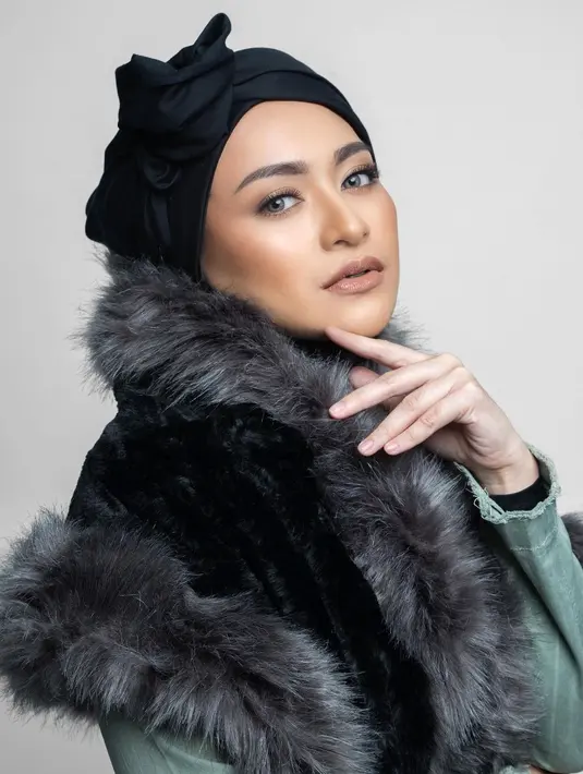 Pale makeup, tapi sungguh memukau ketika dikenakan Nathalie Holscher. Dengan outfit hitam, Nathalie tampil menawan dengan makeup kecokelatan yang lembut dan pulasan warna lipstik nude. Foto: Instagram.