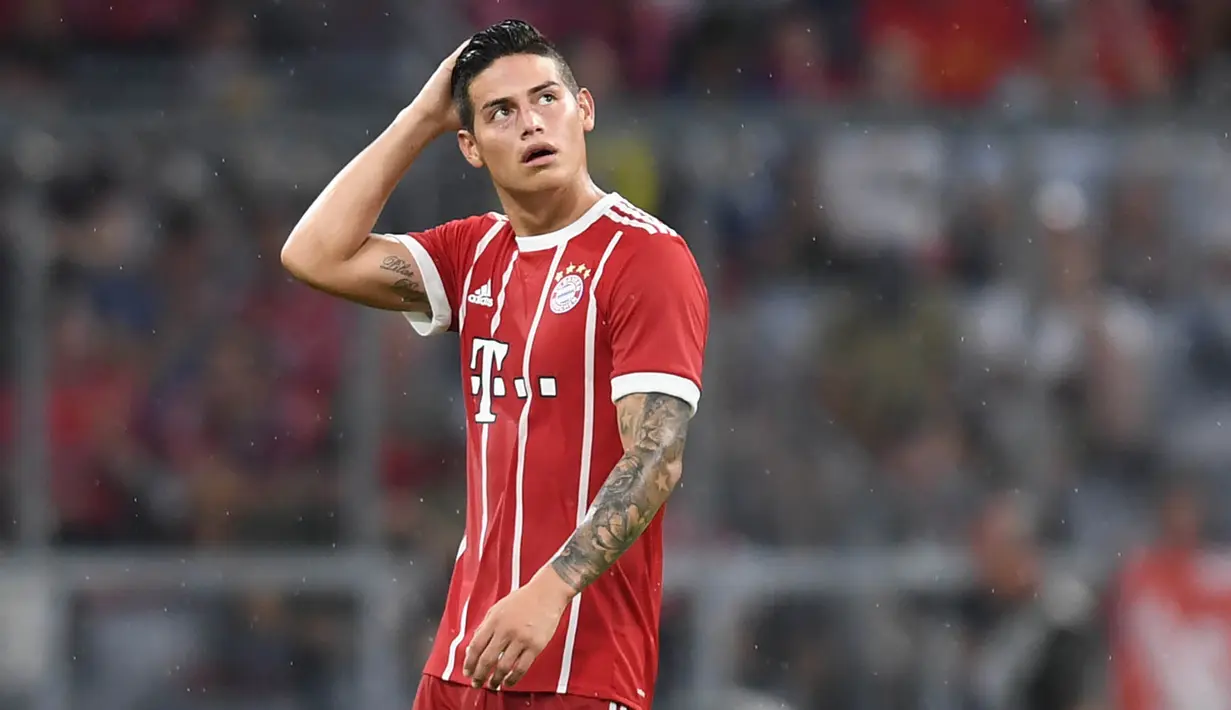 Gelandang Bayern Munchen, James Rodriguez, tampak kecewa usai kalah dari Liverpool pada laga Audi Cup di Stadion Allianz Arena, Munchen, Selasa (1/8/2017). Munchen kalah 0-3 dari Liverpool. (AFP/Christof Stache)