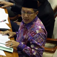 Menteri Agama (Menag) Lukman Hakim Syaifudin menghadiri Rapat Kerja (Raker) dengan Komisi VIII DPR di Kompleks Parlemen Senayan, Jakarta, Kamis (14/1). Raker membahas Evaluasi dan laporan Penyelenggaraan ibadah Haji Tahun 2015. (Liputan6.com/Johan Tallo)