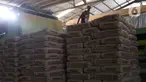 Pekerja tengah menata semen untuk dikirim di gudang penyimpanan semen di Jakarta, Selasa (1/12/2020). Perusahaan semen merasakan tekanan dampak pandemi Covid-19. Sejak awal tahun hingga Oktober 2020, pasar semen domestik mengalami kontraksi -9,7%. (Liputan6.com/Angga Yuniar)