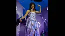 Mulan Jameela mengenakan kostum unik saat tampil di sebuah acara stasiun TV swasta, Jakarta, (8/10/14).(Liputan6.com/Faizal Fanani) 