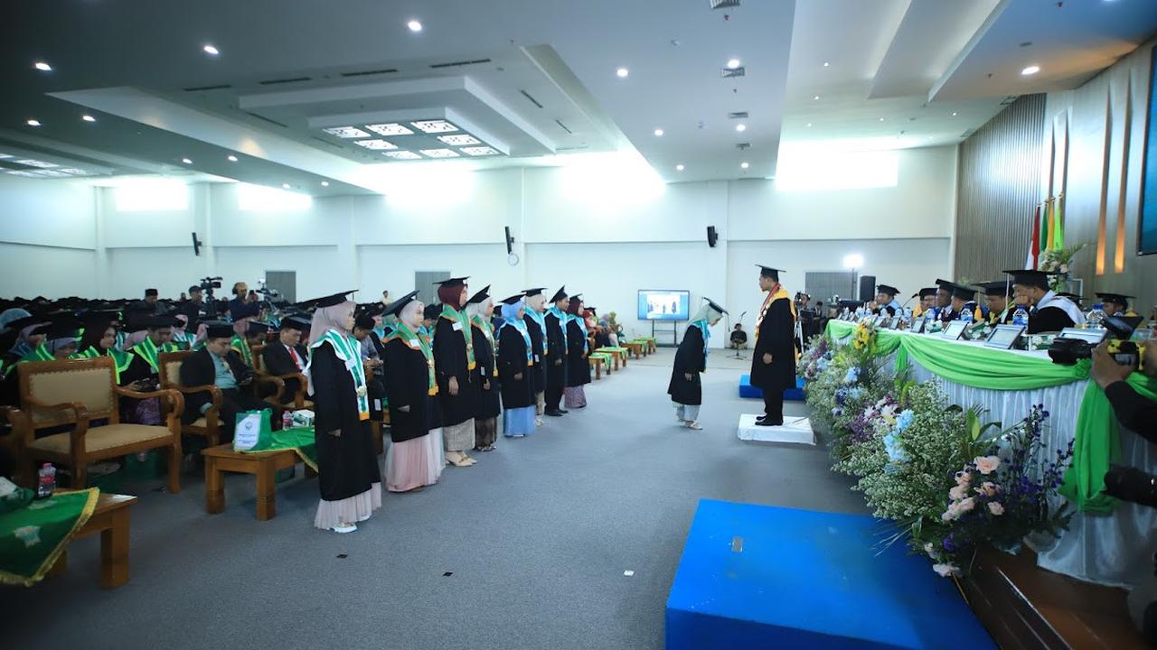 Upacara wisuda IAIN Kudus iki dirawuhi dening 1.014 wisudawan sing dumadi saka 999 lulusan sarjana lan 15 lulusan pascasarjana program magister. (Liputan6.com/Arief Pramono)
