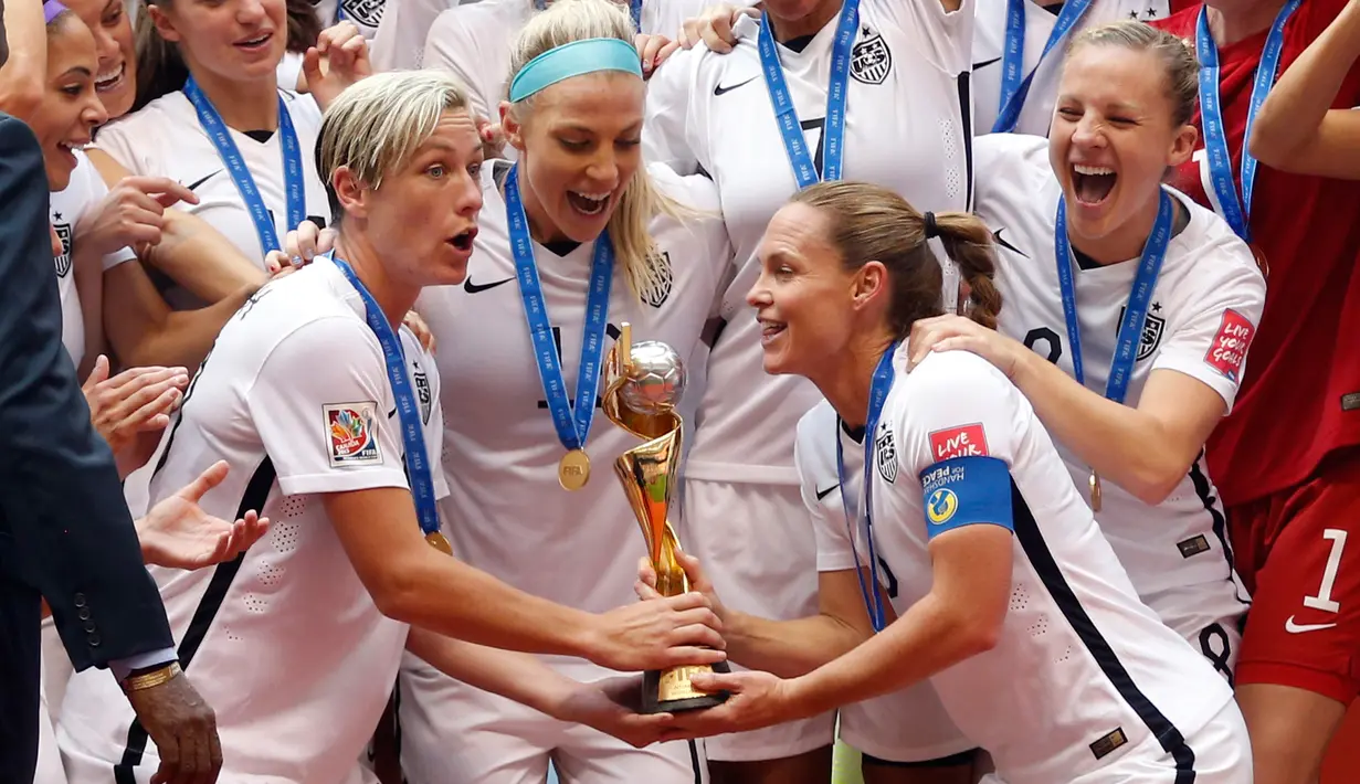 Para pemain AS mengangkat trofi usai memenangkan gelar juara Piala Dunia wanita 2015 di BC Place, Kanada, Senin (6/7/2015). Amerika berhasil mengalahkan Jepang dengan skor 5-2.  (Reuters/Michael Chow)