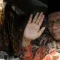 Koordinator Presidium KAHMI, Mahfud MD usai menjadi khatib Jumat di Gedung KPK, Jakarta, Jumat (13/5/2016). Mahfud membantah kedatangannya terkait perkara yang sedang terjadi antara HMI dengan Saut Situmorang. (Liputan6.com/Helmi Afandi)