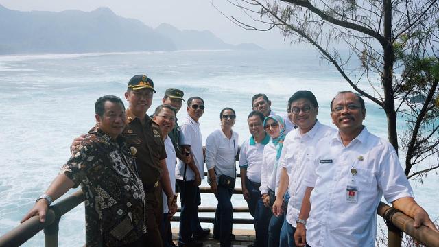 Menteri BUMN Rini Soemarno mengunjungi objek-objek pariwisata di daerah Kebumen pada Kamis (04/07/2019).