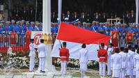 Anggota Pasukan Pengibar Bendera (Paskibraka) melakukan upacara penaikan bendera Merah Putih dalam rangka Upacara Peringatan Detik-detik Proklamasi 17 Agustus di halaman Istana Merdeka, Jakarta, Senin (17/8/2015). (Liputan6.com/Faizal Fanani)