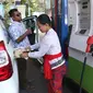 Petugas dengan pakaian adat mengisi bahan bakar minyak (BBM) ke sebuah mobil di SPBU, Bali, Rabu (10/10). Petugas SPBU mengenakan pakaian adat Bali untuk menyambut pertemuan tahunan IMF dan Bank Dunia. (Liputan6.com/Angga Yuniar)