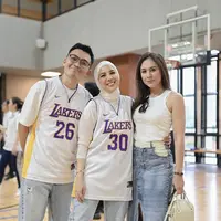 Meski tak sesuai dresscode, Wulan Guritno hadir seorang diri mengenakan atasan tank top putih dipadukan rok slit denim. Mini bag dan sneakers putih pun melengkapi penampilannya. credit: Instagram (@tya_ariestya)