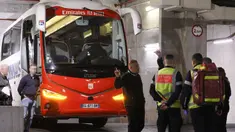 Sejumlah petugas tengah memeriksa bus tim Lyon setelah terjadi penyerangan oleh suporter Marseille jelang laga pekan ke-10 Liga Prancis 2023 di Stade Velodrome, Marseille, Prancis pada Minggu (29/10/2023). (AFP/Christophe Simon)