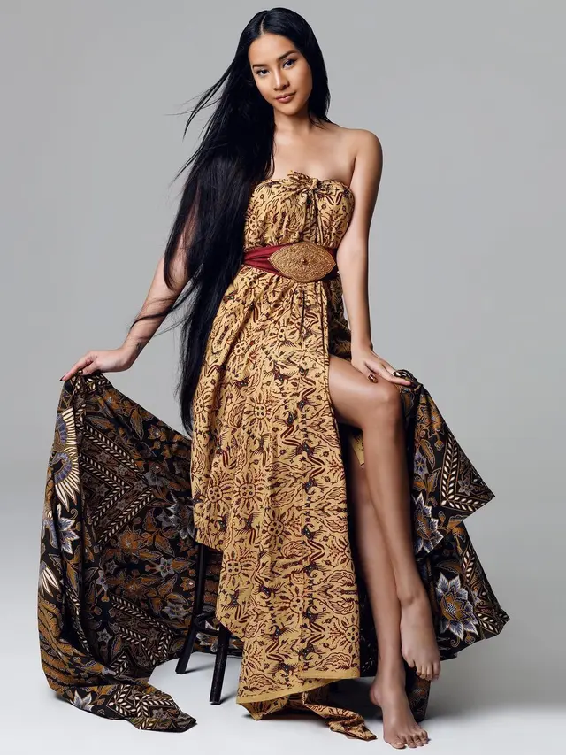 7 Gaya Luna Maya, Anya Geraldine dan Cinta Laura saat Pemotretan dengan Kain Batik