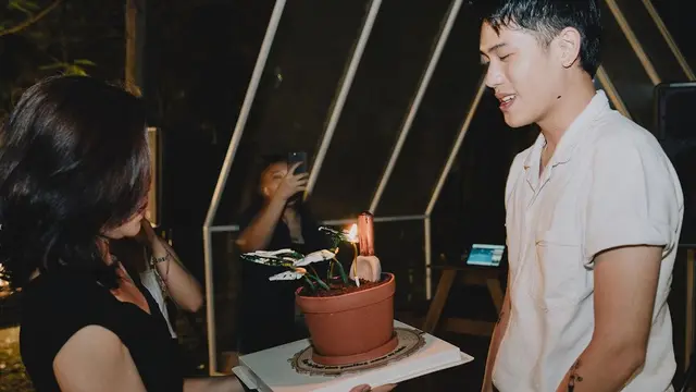 6 Potret Kejutan Ultah Julian Jacob dari Mirriam Eka, Gendong Istri dan Anak