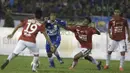 Pemain Persib, Hariono, berusaha melewati hadangan pemain Bali United dalam laga persahabatan di Stadion Siliwangi, Bandung, Sabtu (13/2/2016). (Bola.com/Vitalis Yogi Trisna) 