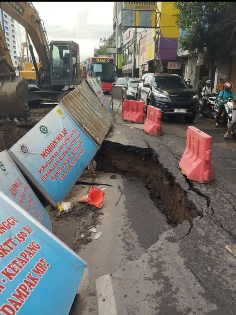 Penampakan Jalan Amblas di Olimo Jakarta Barat.