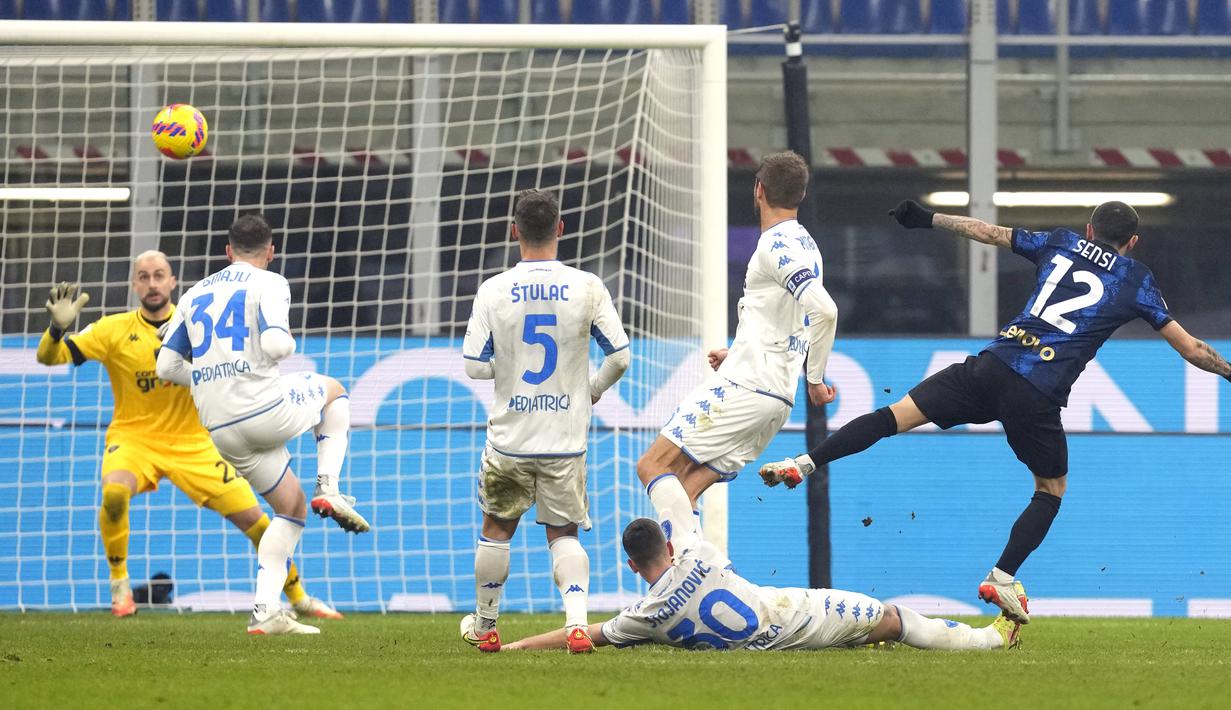 Sensi menjadi pahlawan Inter Milan. Berkat golnya pada menit ke-104. Memanfaatkan umpan dari Alexis Sanchez, Sensi melepas tembakan yang tak mampu dibendung Jacopo Furlan. Skor menjadi 3-2 untuk kemenangan Nerazzurri. (AP/Antonio Calanni)