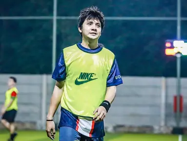Arbani Yasiz begitu jatuh hati dengan olahraga sepak bola. Bahkan, dirinya cukup sering mengunggah momen saat bermain bola dengan teman-temannya. (Liputan6.com/IG/@arbaniyasiz)