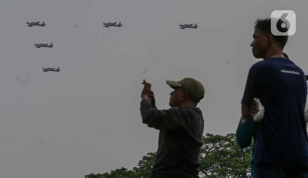 Ribuan masyarakat turut menghadiri peringatan HUT ke-79 TNI di kawasan Monas, Jakarta. (Liputan6.com/Herman Zakharia)