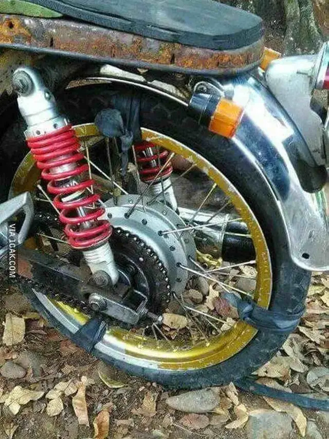Kumpulan Potret Akal-akalan Montir Memperbaiki Sepeda Motor dengan Bahan Seadanya (ist)
