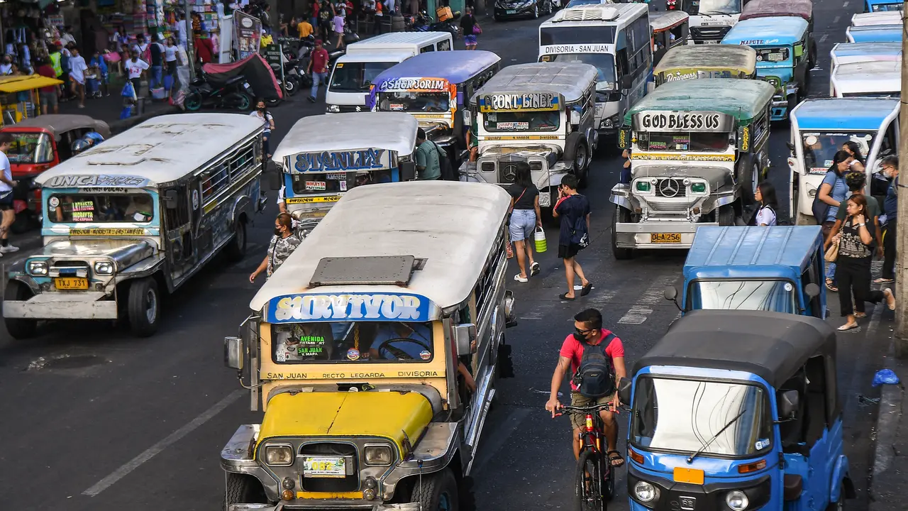 Jeepney di Filipina yang Ikonik bagi Wisatawan Terancam Tergantikan Mini Bus Modern