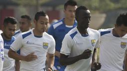 Gelandang serang Persib, Makan Konate melakukan pemanasan saat latihan ringan jelang laga melawan Martapura F.C di Alun-alun Kota Bandung, Jawa Barat, Kamis (10/9/2015). (Bola.com/Vitalis Yogi Trisna)