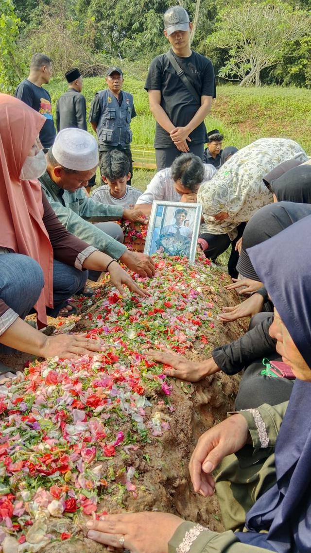 Pemakaman Andika korban kerusuhan dalam demo di Jakarta.