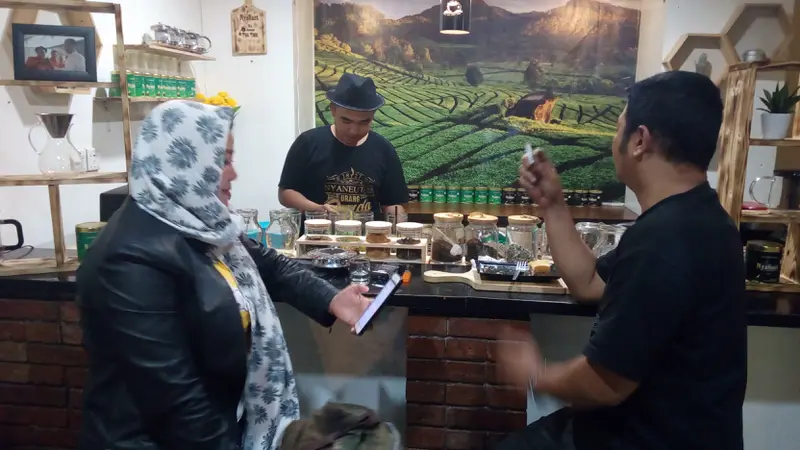 Nampak para pengunjung tengah menikmati sajian kafe nyaneut di Garut, Jawa Barat