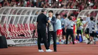 Pelatih Timnas Indonesia, Shin Tae-yong (kanan) menyalami pelatih Vietnam, Philippe Troussier setelah berakhirnya laga Grup F kualifikasi Piala Dunia 2026 Zona Asia di Stadion Utama Gelora Bung Karno (SUGBK), Senayan, Jakarta, Kamis (21/3/2024). (Bola.com/Bagaskara Lazuardi)