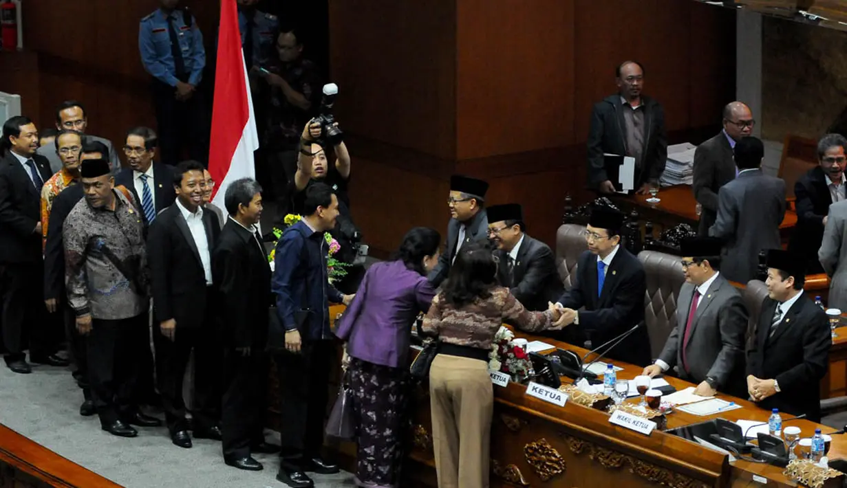 Seusai rapat paripurna penutupan, para anggota dewan mengadakan salam perpisahan, Jakarta, (30/9/14). (Liputan6.com/Andrian M Tunay) 