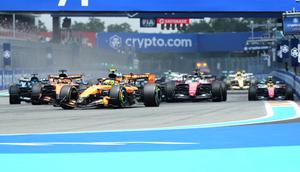 Para pembalap mengendalikan mobil mereka di awal balapan sprint di F1 GP Miami, Sabtu, 2 Mei 2026, di Miami Gardens, Florida. (Foto AP/Lynne Sladky)