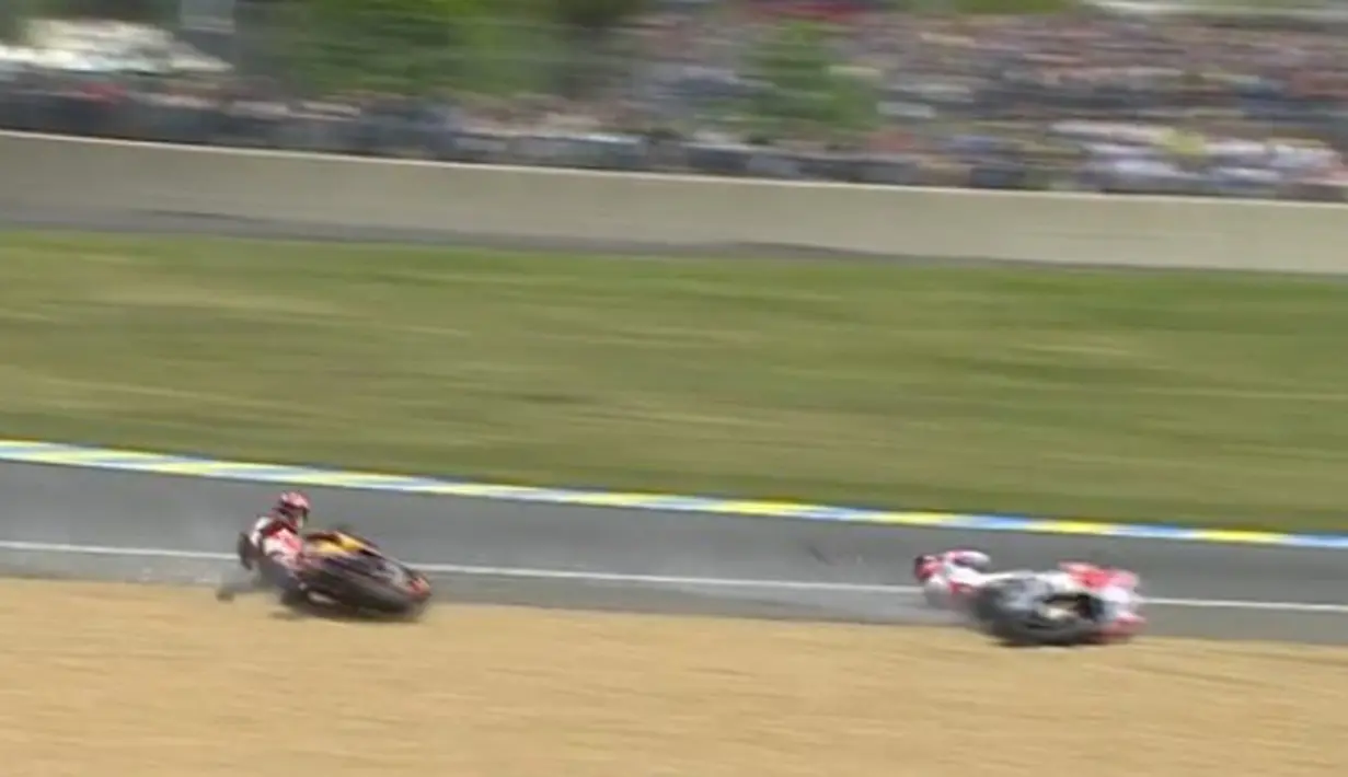 Pebalap Ducati, Andrea Dovizioso, dan pebalap Repsol Honda, Marc Marquez, terjatuh hampir bersamaan dalam balapan MotoGP Prancis di Sirkuit Le Mans, Minggu (8/5/2016). (Bola.com/Twitter/Crashnet)