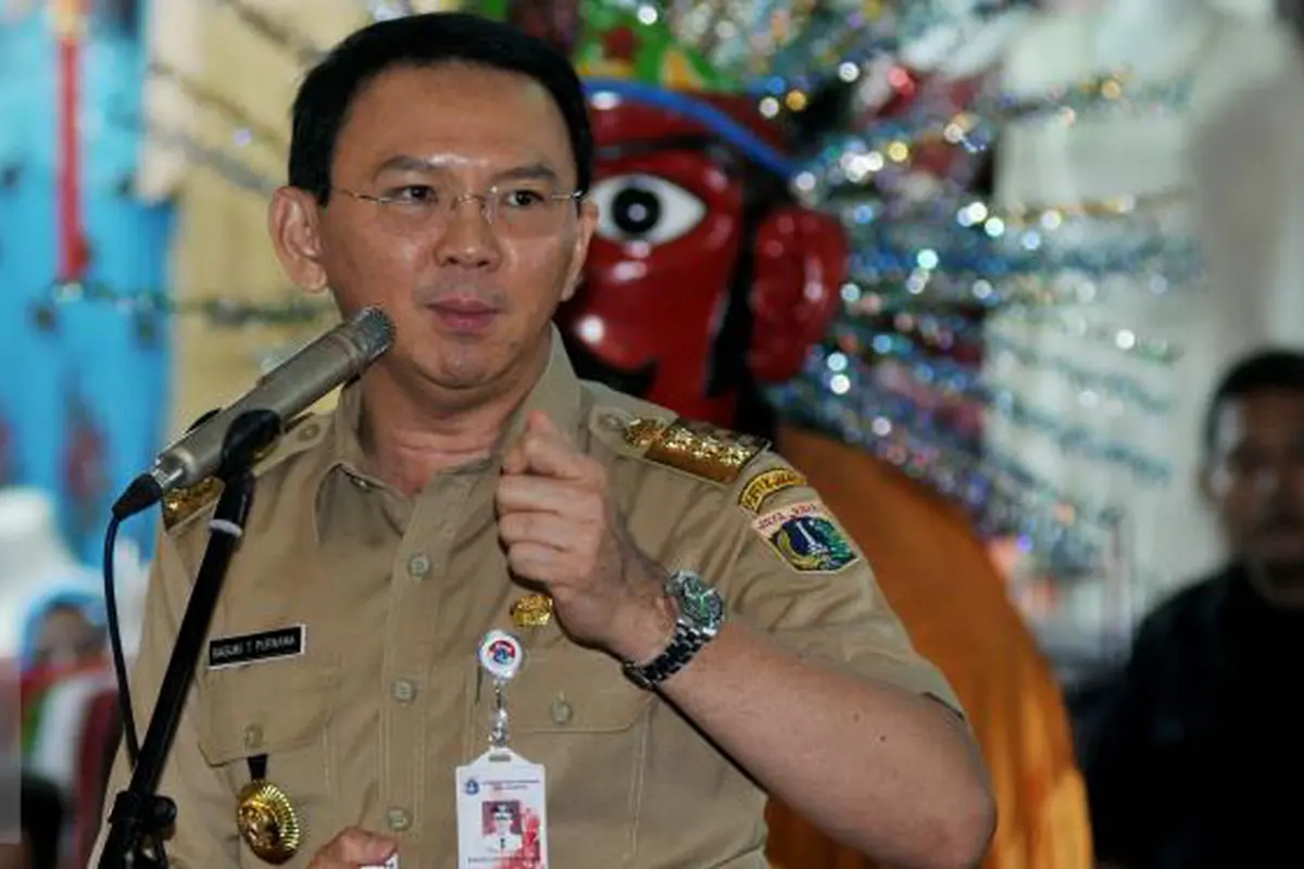 Aksi Ahok Terhadap Kasus Ambrolnya Jalan Ibu Kota
