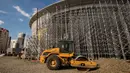 Pekerja menggunakan traktor menyelesaikan renovasi Stadion Yekaterinburg Arena, Sverdlovsk Oblast, Jumat (19/8/2017). Stadion yang berdiri sejak 1957 ini akan menjadi satu dari 12 stadion penyelenggara Piala Dunia 2018 Rusia. (AFP/Mladen Antonov)