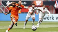 Skor pertama dibuka oleh Memphis Depay pada menit ke-10. Depay sukses melesatkan bola dari titik putih setelah Denzel Dumfries dilanggar oleh Lasha Dvali. Tendangan yang mengarah ke pojok kanan bawah, tak mampu dibendung oleh Giorgi Loria. Belanda unggul 1-0.
(Foto: AFP/Maurice Van Steen)