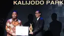 Perwakilan dari pengembang revitalisasi Kalijodo (kanan) menerima penghargaan pada malam PropertyGuru Indonesia Property Awards 2017 di Jakarta, Kamis (12/10). (Liputan6.com/Helmi Fithriansyah)