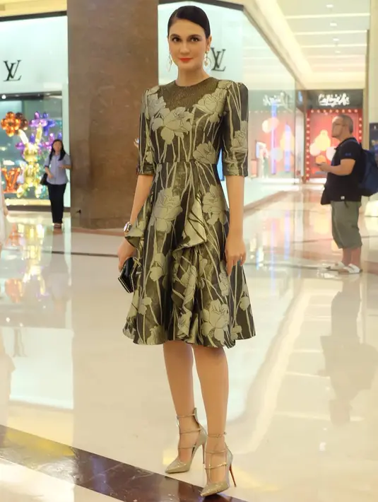 Ditemui di kawasan Tendean, Jakarta Selatan,Senin (9/7/2018), raut wajah Luna tampak terkejut ketika disinggung soal gosip yang menerpa kekasihnya dengan Pevita. Bahkan ia pun bingung harus berkomentar apa. (Instagram/lunamaya)