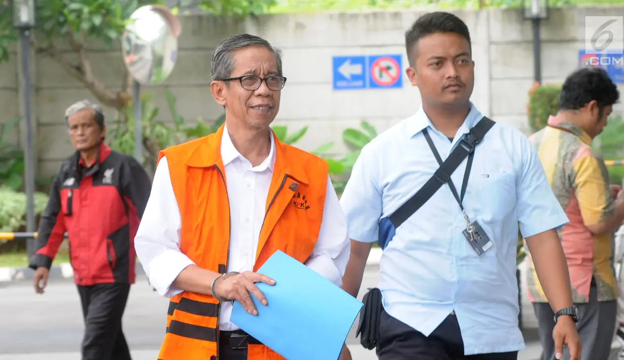 Kepala KPP Pratama Ambon La Masikamba (kiri) tiba di Gedung KPK, Jakarta, Selasa (15/1). La Masikamba diperiksa sebagai tersangka untuk melengkapi berkas dugaan menerima suap upaya pengurangan pajak yang harus dibayar. (Merdeka.com/Dwi Narwoko)