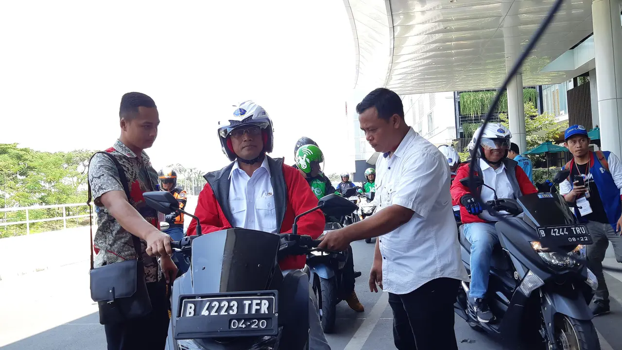 Menteri Perhubungan Budi Karya Sumadi mengikuti acara pelatihan keamanan berkendara (safety riding workshop) yang diadakan oleh Go-Jek, Minggu (6/1/2019)