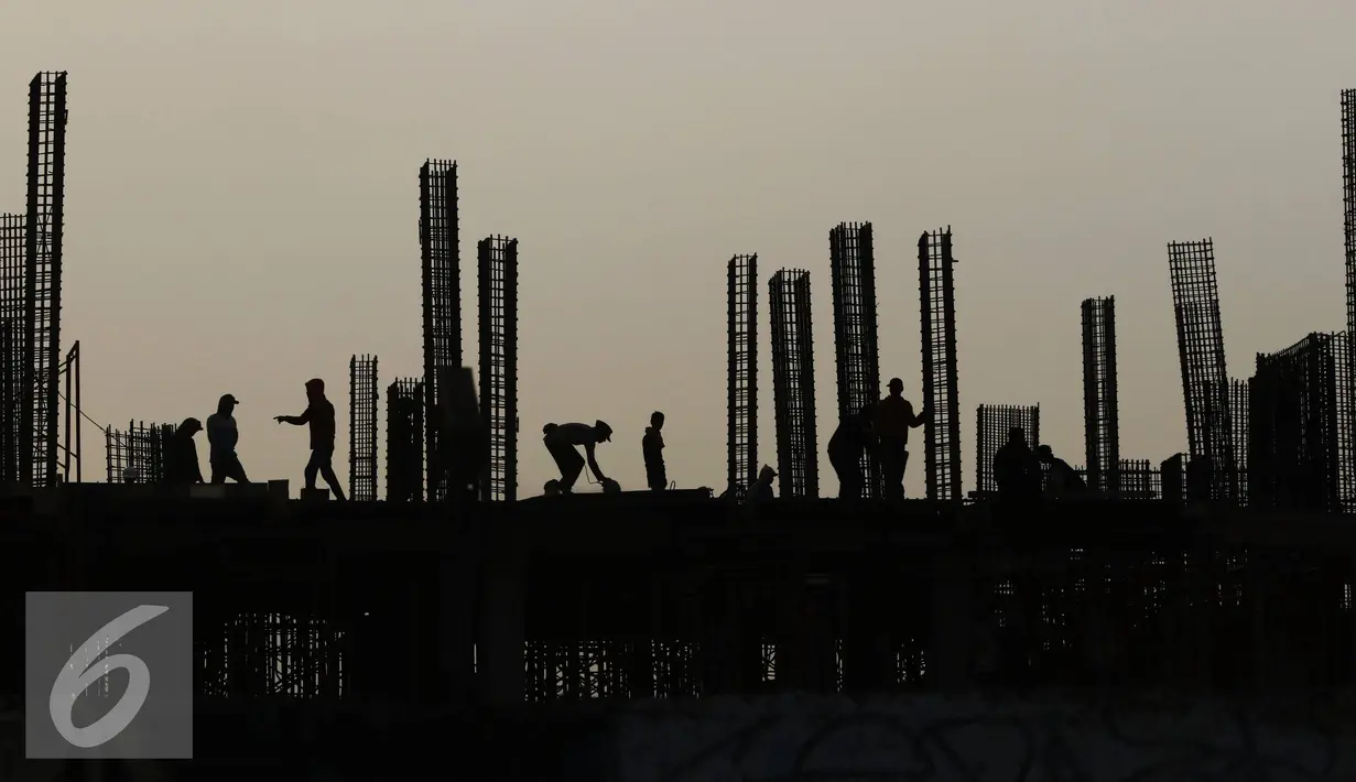 Pekerja saat membangun tiang konstruksi pembangunan gedung di Jakarta Pusat, Senin (19/10/2015). Bank Indonesia memproyeksikan pertumbuhan ekonomi Indonesia pada kuartal III 2015 sebesar 4,85 persen. (Liputan6.com/Immanuel Antonius)