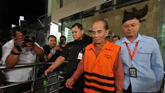 Gubernur Riau nonaktif Annas Maamun berjalan keluar gedung KPK usai menjalani pemeriksaan, Jakarta, Kamis (22/11/2014). (Liputan6.com/Miftahul Hayat)