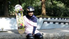 Atlet skateboard Indonesia, Bunga Nyimas Cinta, saat latihan di Skateboard Park, TMII, Jakarta, Sabtu (8/9/2018). Berhasil meraih perunggu, Bunga Nyimas menjadi atlet termuda peraih medali di Asian Games 2018. (Bola.com/M Iqbal Ichsan)