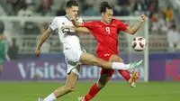 Bek Timnas Indonesia, Justin Hubner, bermain lugas ketika menang 1-0 atas Timnas Vietnam di Piala Asia 2023. (Bola.com/Dok.AFP/KARIM JAAFAR).