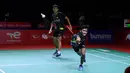 Ganda putra muda, Muhammad Shohibul Fikri/Bagas Maulana mengembalikan kok ke arah Fajar Alfian / Muhammad Rian Ardianto pada babak 32 besar Indonesia Masters 2021 di Bali International Convention Centre, Nusa Dua, Selasa (16/11/2021).  Fikri/Bagas menang 13-21, 21-18 dan 22-20. (Foto: Humas PP PBSI)