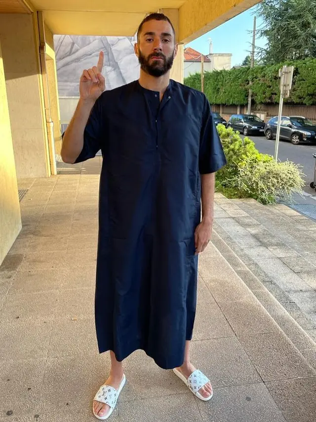 6 Potret Karim Benzema Pakai Busana Muslim, Tetap Puasa saat Sepak Bola