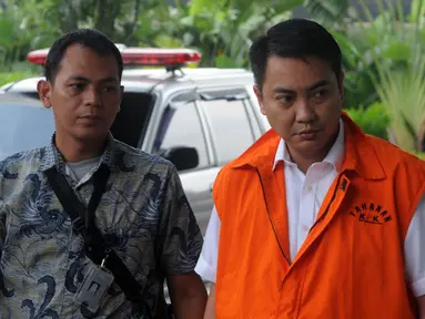 Tersangka anggota DPR Fayakhun Andriadi dikawal petugas saat tiba untuk menjalani pemeriksaan di gedung KPK, Jakarta (6/4). Pemeriksaan ini merupakan yang pertama sejak ia resmi ditahan pada Rabu (28/3) lalu. (Merdeka.com/Dwi Narwoko)