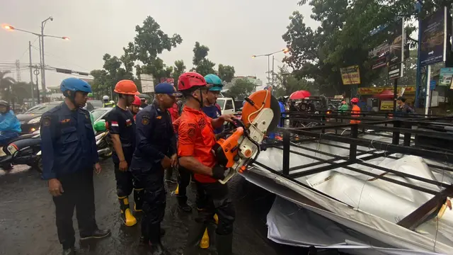 Petugas mengevakuasi papan reklame roboh di Jalan Pandu Raya, Kecamatan Bogor Utara, Kota Bogor, berhasil dievakuasi, Kamis (30/11/2023).