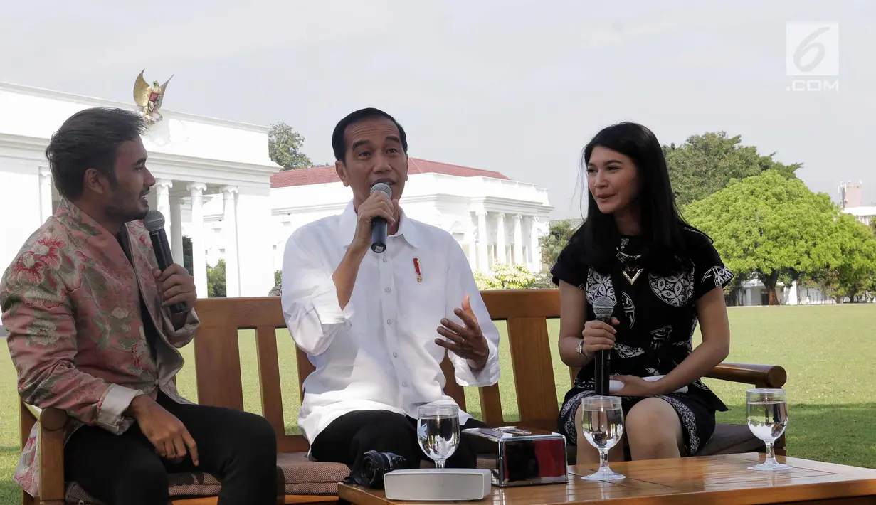 Presiden Joko Widodo memberi penjelasan saat berdialog dengan para konten kreator XYZ 2018 di Istana Bogor, Minggu (22/4). Jokowi meminta tips untuk meningkatkan subscribe serta cara membuat vlog yang menarik. (Liputan6.com/Angga Yuniar)