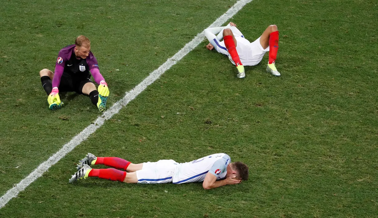 Para pemain Inggris tertidur lemas meratapi kekalahan dari Islandia pada babak 16 besar di Stade de Nice, Nice, Prancis, Selasa (28/6/2016) dini hari WIB. Inggris kalah 1-2. (REUTERS/Yves Herman)