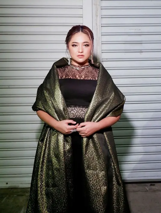Marshanda tampil memukau dengan busana hitam semi transparan. [Foto: Instagram/marshanda99]