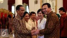 Presiden Joko Widodo bersalaman dengan Gubernur DKI Jakarta Basuki Tjahaja Purnama dalam Silaturahmi Idul Fitri 1437 H di Istana Negara, Jakarta, Senin (11/7). (Liputan6.com/Faizal Fanani)