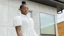 Simone Biles atlet senam Amerika Serokat persih medali perunggu di Olimpiade. Saat di luar arena, ia terlihat mengenakan mini dress putih. Instagram @simonebiles